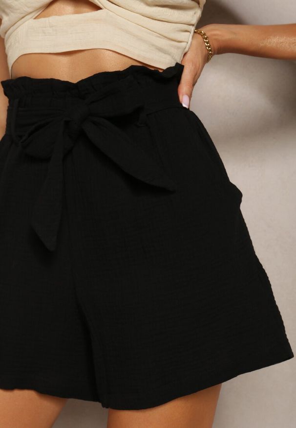 Renee - Czarne Bawełniane Szorty z Gumką w Talii i Paskiem Lovenia. Stan: podwyższony. Kolor: czarny. Materiał: bawełna. Sezon: lato. Styl: elegancki