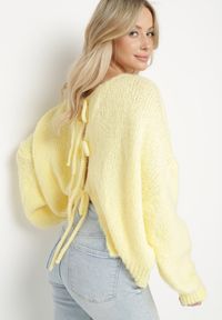 Born2be - Żółty Kardigan Oversize z Wełną Zdobiony Kokardkami Eleathalie. Okazja: na co dzień. Typ kołnierza: kokarda. Kolor: żółty. Materiał: wełna. Wzór: aplikacja. Styl: elegancki, casual #3