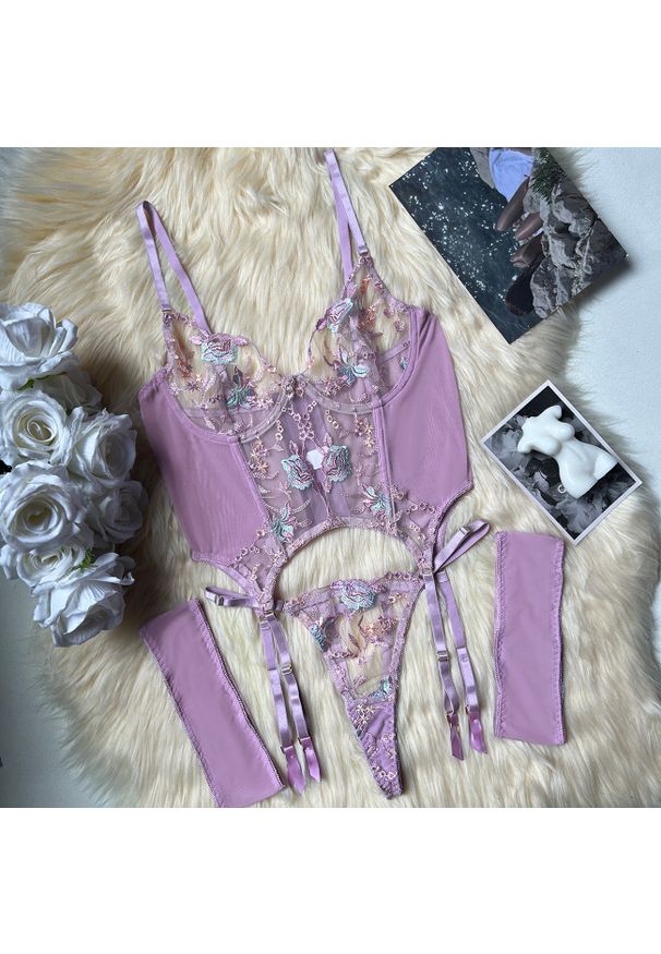 Intica - Komplet bielizny z kwiatowym haftem na romantyczne wieczory Gayane. Kolor: fioletowy. Materiał: materiał. Wzór: kwiaty, haft