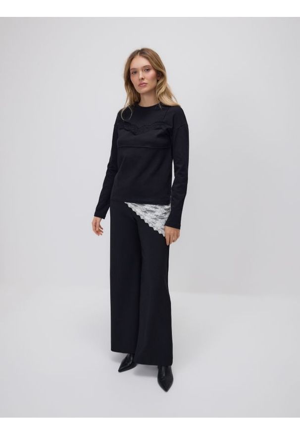 Reserved - Bluzka z ozdobnym detalem - czarny. Kolor: czarny. Materiał: dzianina, bawełna