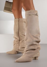Born2be - Ciemnobeżowe Kozaki na Słupku z Marszczoną Cholewką Imitującą Nogawkę Rittia. Okazja: do pracy, na co dzień, na spotkanie biznesowe. Kolor: beżowy. Materiał: jeans. Szerokość cholewki: normalna. Obcas: na słupku. Styl: casual, elegancki, biznesowy #1