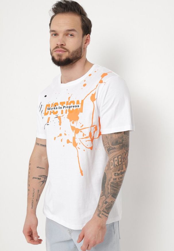 Born2be - Biała Koszulka Bawełniana z Nadrukiem z Przodu Lorasia. Okazja: na co dzień. Kolor: biały. Materiał: bawełna. Wzór: nadruk. Styl: casual