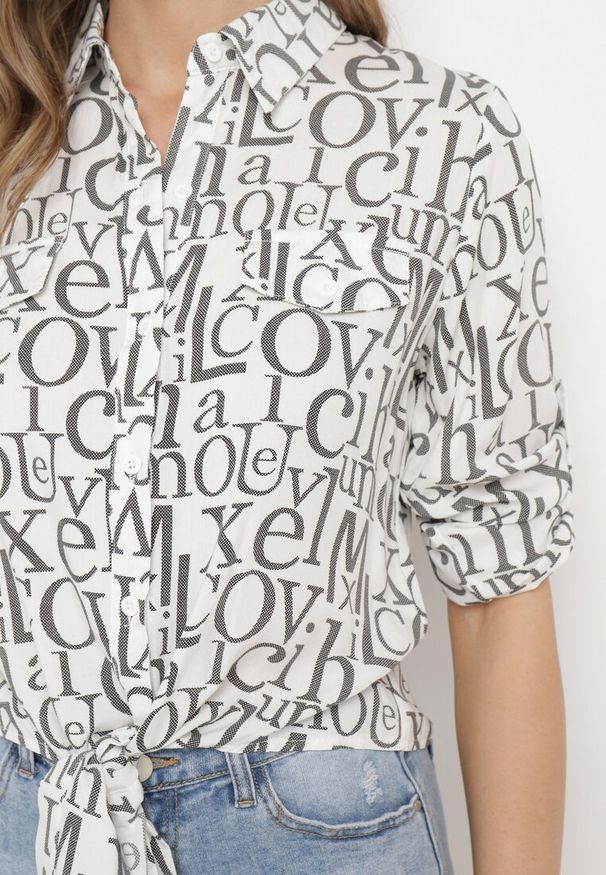 Born2be - Biała Koszula z Wiązaniem w Nadruk Addia. Okazja: na co dzień, na spotkanie biznesowe. Typ kołnierza: kołnierzyk klasyczny. Kolor: biały. Materiał: wiskoza, jeans. Długość rękawa: długi rękaw. Długość: długie. Wzór: nadruk. Styl: casual, biznesowy, elegancki, klasyczny