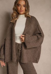 Renee - Jasnobrązowy Niezapinany Kardigan Nietoperzowy z Dodatkiem Wełny i Wiskozy Rallidia. Kolor: brązowy. Materiał: wełna, wiskoza. Wzór: gładki #1