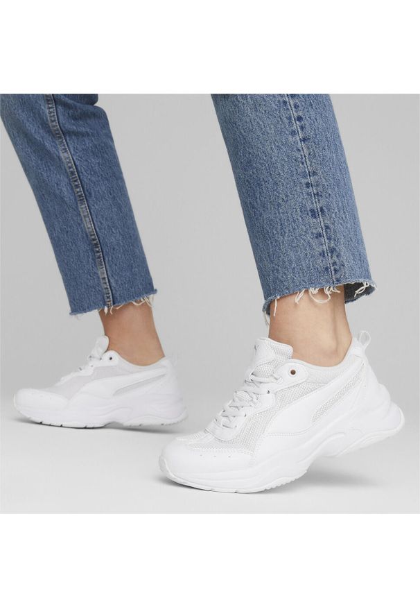 Buty do chodzenia damskie Puma Cilia. Kolor: biały, szary, wielokolorowy. Materiał: materiał, syntetyk. Szerokość cholewki: normalna. Sport: turystyka piesza
