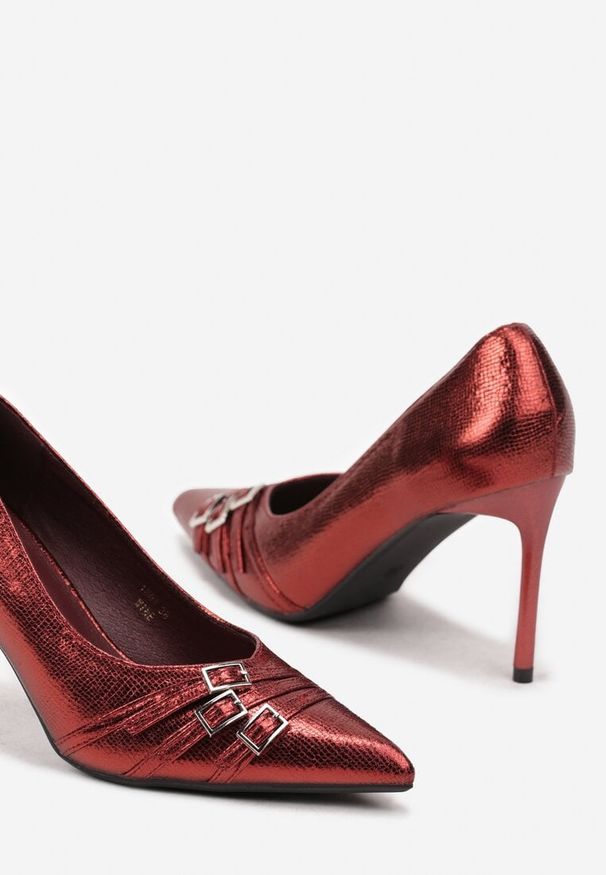 Born2be - Bordowe Eleganckie Szpilki ze Szpiczastym Noskiem i Ozdobnymi Klamerkami Raiyanna. Okazja: na imprezę, na co dzień. Nosek buta: szpiczasty. Kolor: czerwony. Materiał: jeans. Wzór: aplikacja. Obcas: na szpilce. Styl: elegancki