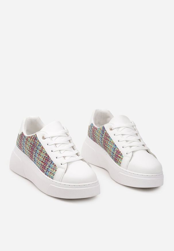 Renee - Biało-Zielone Sneakersy na Platformie ze Szurowaniem i Ozdobną Wstawką po Bokach Xoneria. Nosek buta: okrągły. Zapięcie: sznurówki. Kolor: biały. Materiał: materiał. Obcas: na platformie. Wysokość obcasa: niski