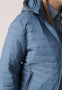 Born2be - Niebieska Pikowana Kurtka Przejściowa z Odpinanym Kapturem Tidesse. Kolor: niebieski. Materiał: poliester, jeans #6