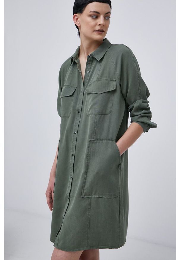 Superdry Sukienka kolor zielony mini prosta. Okazja: na co dzień. Kolor: zielony. Materiał: tkanina, włókno, materiał. Długość rękawa: długi rękaw. Typ sukienki: proste. Styl: casual. Długość: mini