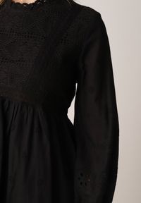 Born2be - Czarna Sukienka w Rustykalnym Stylu z Haftowanej Tkaniny z Bawełną Delogana. Okazja: na co dzień. Kolor: czarny. Materiał: tkanina, bawełna. Wzór: haft. Typ sukienki: rozkloszowane, proste. Styl: casual, elegancki #3