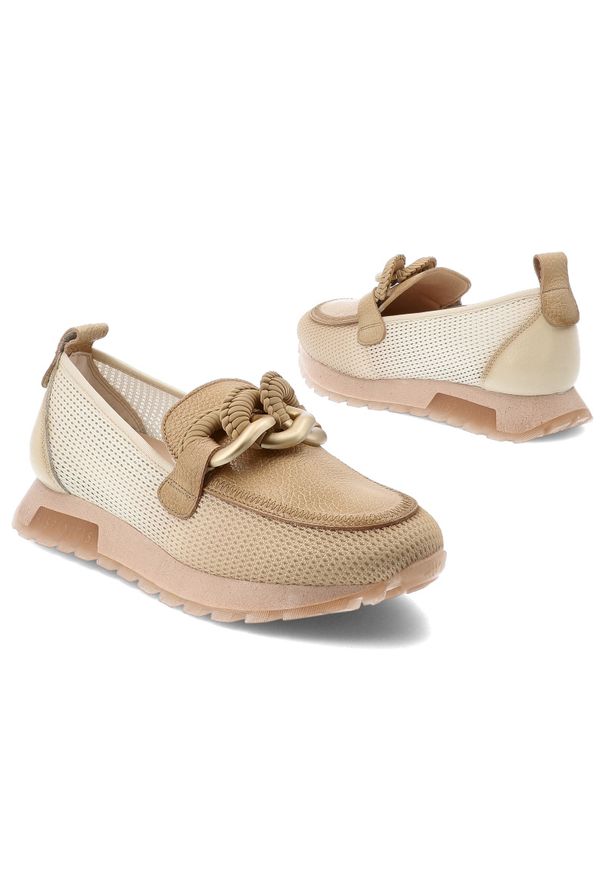 Półbuty damskie Hispanitas, ze skóry naturalnej z tekstylnymi wstawkami z siateczki wsuwany krój metalowa ozdoba na podbiciu, beżowe, SHV264834 Sumat. Kolor: beżowy. Materiał: skóra. Szerokość cholewki: normalna. Wzór: aplikacja. Sezon: wiosna, lato. Styl: elegancki