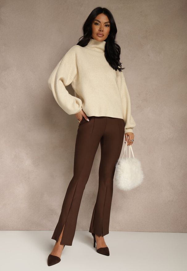 Renee - Jasnobeżowy Golf Ozdobiony Ściągaczami Wedena. Okazja: na co dzień. Typ kołnierza: golf. Kolor: beżowy. Materiał: jeans, skóra. Wzór: aplikacja. Styl: casual