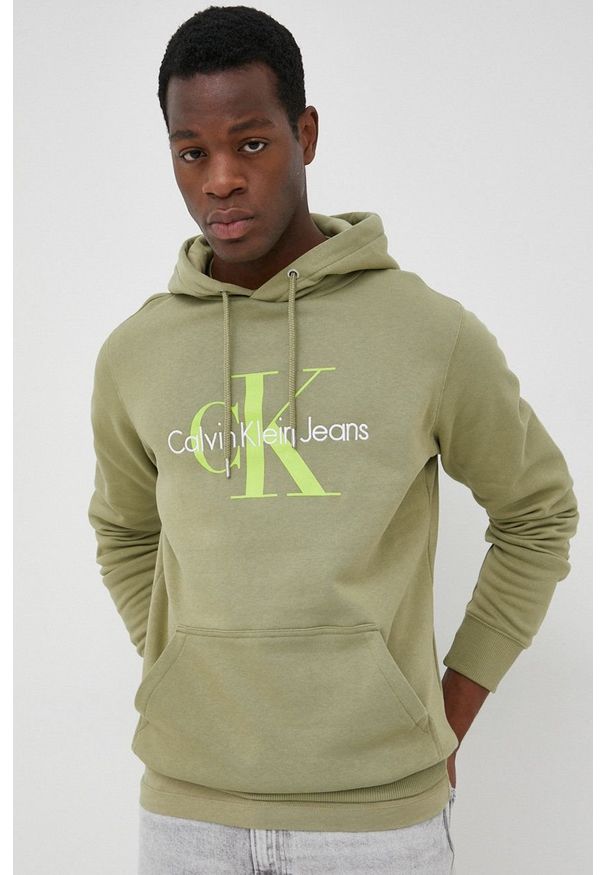Calvin Klein Jeans Bluza bawełniana męska kolor zielony z kapturem z aplikacją. Okazja: na co dzień. Typ kołnierza: kaptur. Kolor: zielony. Materiał: bawełna. Wzór: aplikacja. Styl: casual