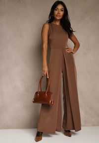 Renee - Brązowy Taliowany Kombinezon Ozdobiony Zakładkami Berinola. Okazja: na imprezę. Kolor: brązowy. Wzór: aplikacja. Styl: elegancki, wizytowy #1