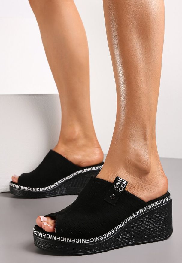 Renee - Czarne Klapki na Koturnie z Perforacją i Otwartym Noskiem Averle. Nosek buta: otwarty. Kolor: czarny. Obcas: na koturnie