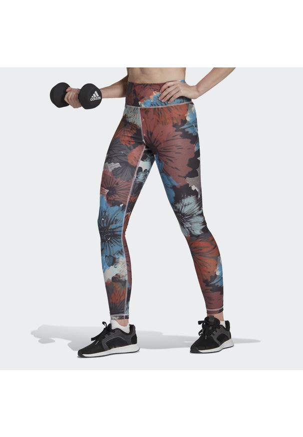 Adidas - Damskie legginsy z wysokim stanem z nadrukiem adidas Training Essentials. Stan: podwyższony. Kolor: czerwony, szary, wielokolorowy. Wzór: nadruk. Sport: fitness