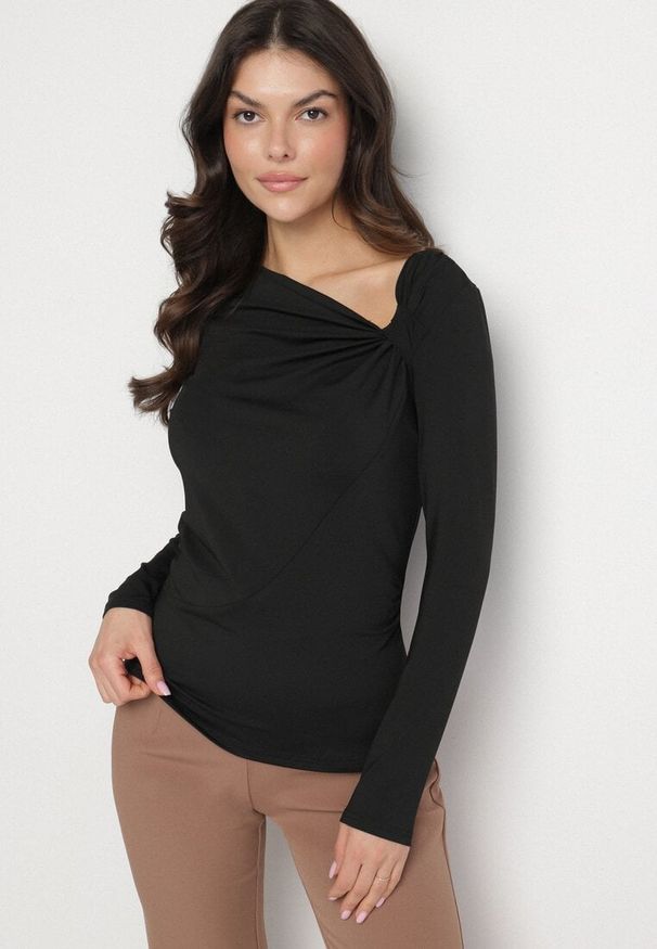 Born2be - Czarna Bluzka z Wiskozą Asymetrycznym Dekoltem Tatielis. Okazja: na co dzień. Kolor: czarny. Materiał: wiskoza. Styl: elegancki, casual