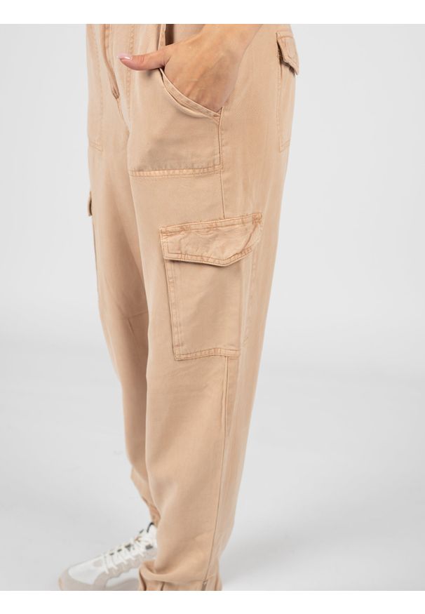 Guess Spodnie | W1GA20RDX70 | Kobieta | Różowy. Okazja: na co dzień. Kolor: różowy. Materiał: tkanina, włókno, skóra. Styl: casual