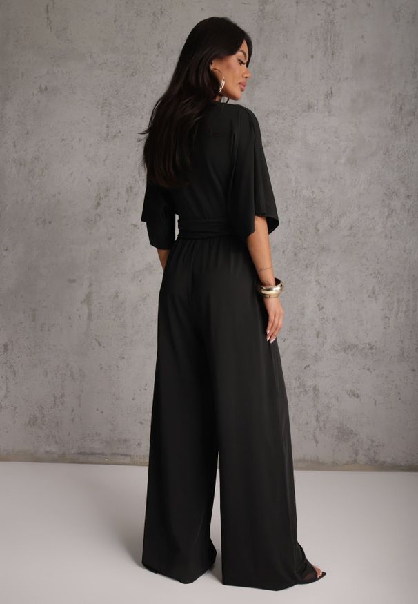 Renee - Czarny Nietoperzowy Kombinezon Koktajlowy z Wiskozą Zdobiony Drapowaniem Avadina. Kolor: czarny. Materiał: wiskoza. Wzór: aplikacja. Styl: wizytowy