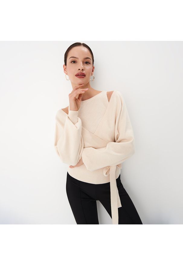 Mohito - Sweter z wiązaniem - Kremowy. Kolor: kremowy