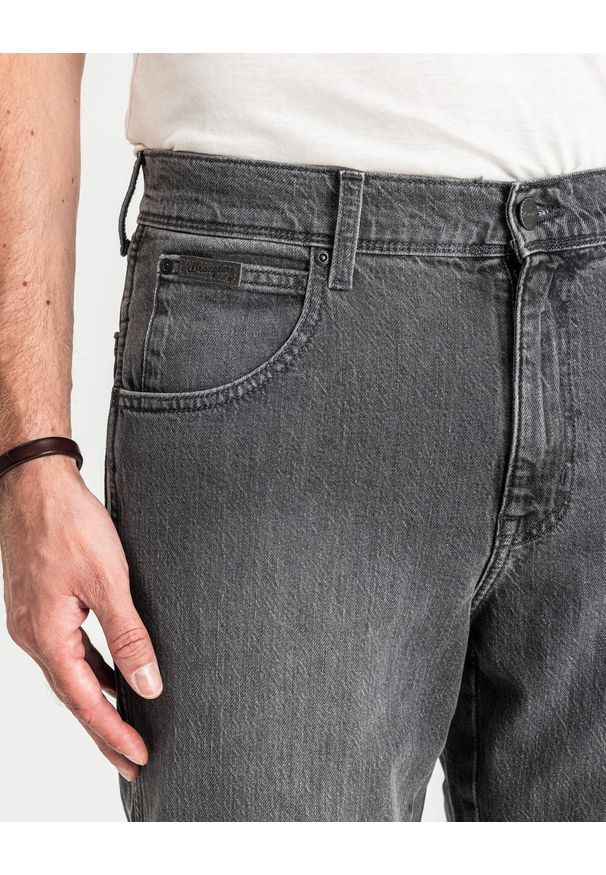 Wrangler - WRANGLER TEXAS MĘSKIE SPODNIE JEANSOWE DUSTY GRANITE W121P416N 112126173. Okazja: na spotkanie biznesowe. Styl: biznesowy, elegancki