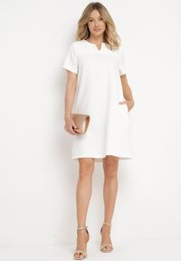 Born2be - Biała Sukienka Trapezowa Mini z Kieszeniami Hreona. Kolor: biały. Typ sukienki: trapezowe. Długość: mini #2