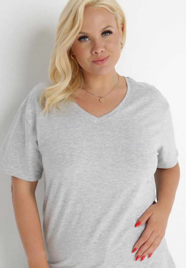 Born2be - Jasnoszary T-shirt Genilin. Okazja: na co dzień. Typ kołnierza: dekolt w serek. Kolekcja: plus size. Kolor: szary. Materiał: jeans. Styl: casual