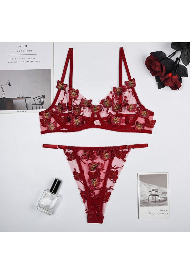 Intica - Komplet bielizny z haftem motyli na specjalne okazje Demi. Kolor: czerwony. Materiał: tkanina. Wzór: haft