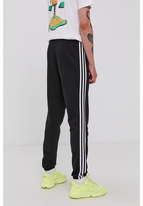 Adidas - adidas Spodnie męskie kolor czarny z aplikacją. Kolor: czarny. Materiał: materiał, bawełna, dzianina. Wzór: aplikacja
