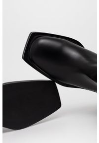 Answear Lab Kozaki damskie kolor czarny na płaskim obcasie. Nosek buta: okrągły. Kolor: czarny. Materiał: guma. Szerokość cholewki: normalna. Obcas: na obcasie. Styl: wakacyjny. Wysokość obcasa: niski