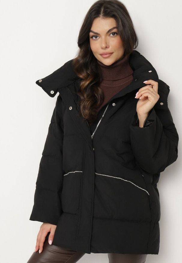Born2be - Czarna Pikowana Kurtka o Kroju Oversize z Kapturem Kieszeniami i Cyrkoniami Metania. Okazja: na co dzień. Typ kołnierza: kaptur. Kolor: czarny. Materiał: dzianina, jeans. Długość rękawa: długi rękaw. Długość: długie. Wzór: aplikacja. Styl: wizytowy, casual, elegancki