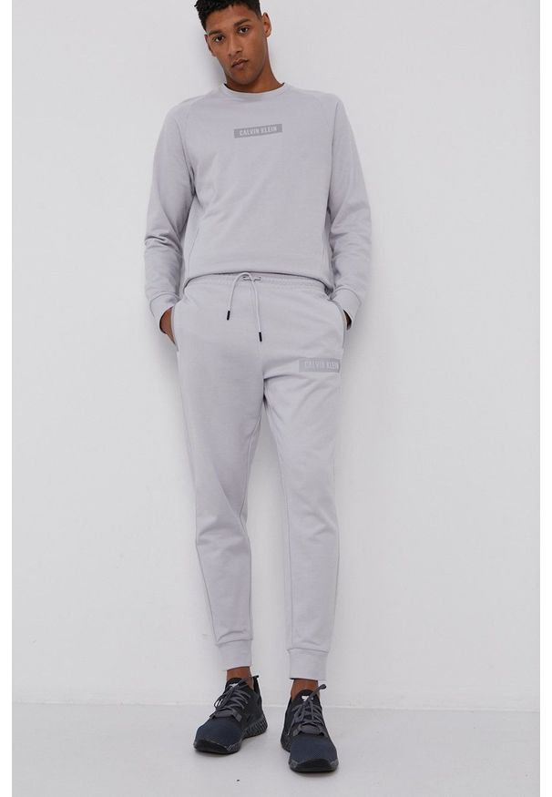 Calvin Klein Performance - Spodnie. Okazja: na co dzień. Kolor: szary. Wzór: nadruk. Styl: casual