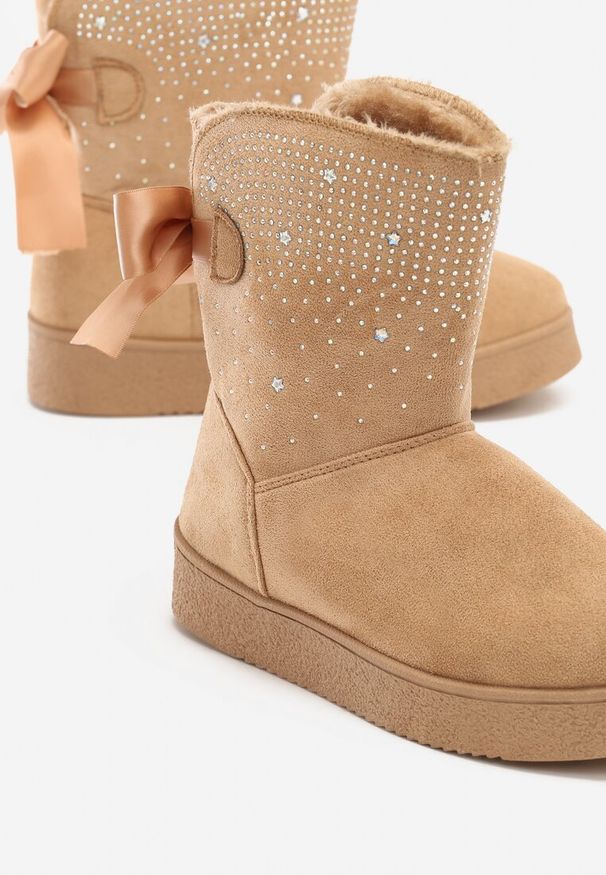 Born2be - Beżowe Śniegowce Stikine. Wysokość cholewki: za kostkę. Zapięcie: bez zapięcia. Kolor: beżowy. Materiał: satyna, materiał, futro. Szerokość cholewki: szeroka