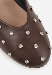 Born2be - Brązowe Balerinki Vices z Ćwiekami Paskiem z Klamerką i Skórzaną Wkładką Riletra. Okazja: na co dzień, na randkę. Zapięcie: pasek. Kolor: brązowy. Materiał: skóra. Wzór: grochy. Styl: casual, klasyczny, elegancki #4