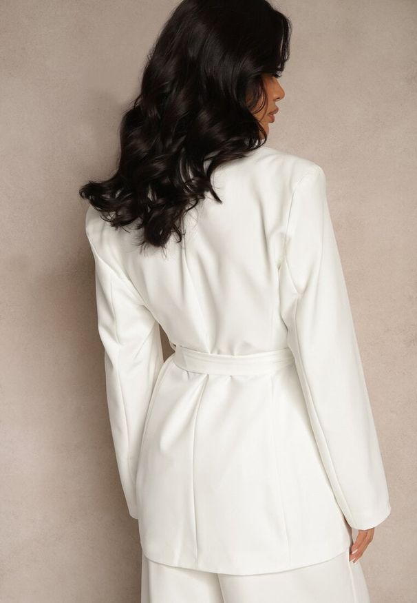 Renee - Biała Jednorzędowa Marynarka o Taliowanym Fasonie z Wiązanym Paskiem Daviritte. Okazja: na spotkanie biznesowe. Kolor: biały. Materiał: jeans. Wzór: aplikacja. Styl: biznesowy