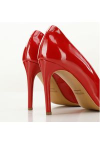 Wittchen - Szpilki ze skóry lakierowanej klasyczne czerwone. Okazja: na co dzień, na ślub cywilny, na wesele. Kolor: czerwony. Materiał: lakier, skóra. Obcas: na szpilce. Styl: klasyczny. Wysokość obcasa: wysoki #2