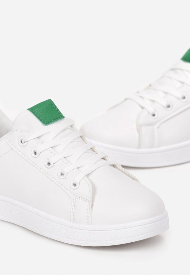 Renee - Biało-Zielone Sneakersy Przed Kostkę na Płaskiej Podeszwie Berata. Wysokość cholewki: przed kostkę. Kolor: biały. Obcas: na płaskiej podeszwie