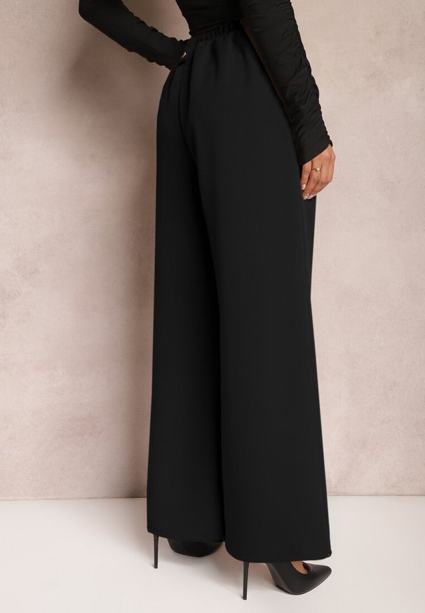 Renee - Czarne Eleganckie Spodnie Dzwony z Ozdobnymi Patkami w Pasie Nattas. Stan: podwyższony. Kolor: czarny. Styl: elegancki