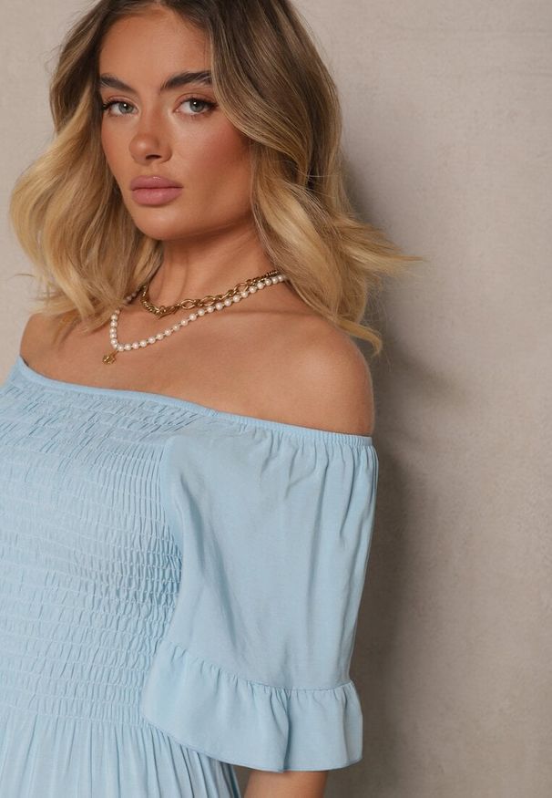 Renee - Jasnoniebieska Rozkloszowana Sukienka Hiszpanka z Bawełny z Elastyczną Górą Maissa. Okazja: na co dzień. Typ kołnierza: dekolt hiszpanka. Kolor: niebieski. Materiał: bawełna. Długość rękawa: krótki rękaw. Styl: elegancki, casual