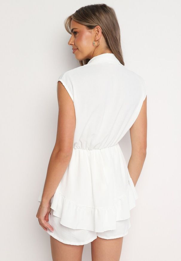 Born2be - Biały Krótki Kombinezon z Falbankami i Kołnierzykiem Laravia. Kolor: biały. Długość: krótkie. Styl: wizytowy, elegancki
