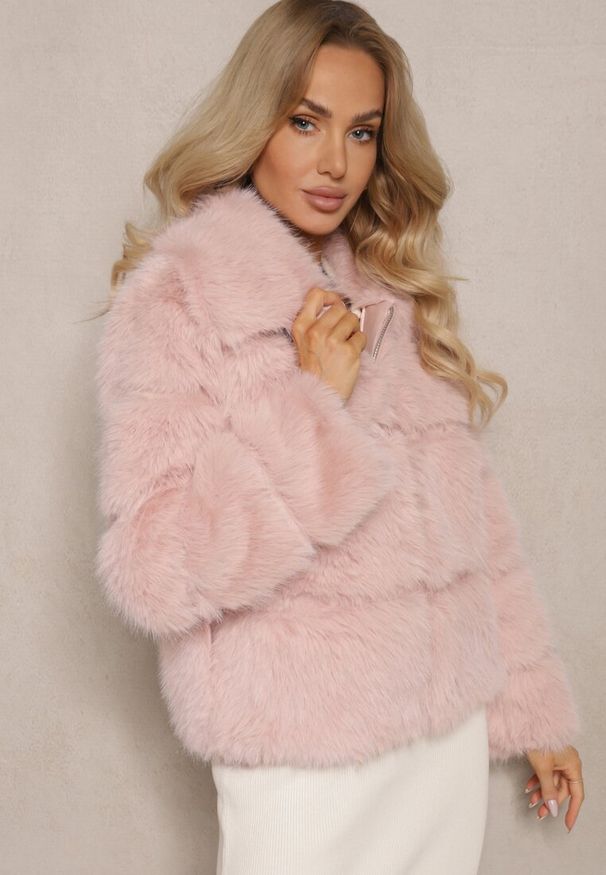 Renee - Różowa Pikowana Kurtka Futrzana z Eleganckim Kołnierzem Sinadrea. Okazja: na co dzień. Kolor: różowy. Materiał: futro. Sezon: zima. Styl: elegancki