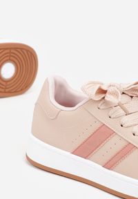 Renee - Różowe Sneakersy na Niskiej Platformie z Naszywkami Flordexia. Okazja: na co dzień. Kolor: różowy. Materiał: jeans. Wzór: aplikacja. Obcas: na platformie #2