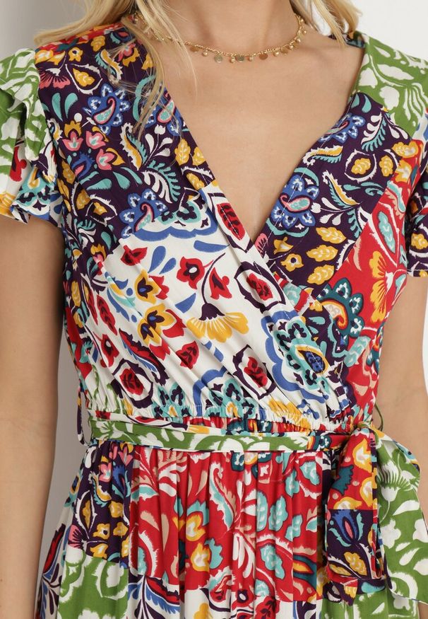 Born2be - Czerwono-Zielona Wiskozowa Sukienka z Gumką w Pasie i Materiałowym Paskiem w Talii Dimollia. Typ kołnierza: dekolt w kształcie V. Kolor: czerwony. Materiał: wiskoza, materiał. Długość rękawa: krótki rękaw. Wzór: aplikacja. Sezon: lato. Styl: klasyczny, elegancki