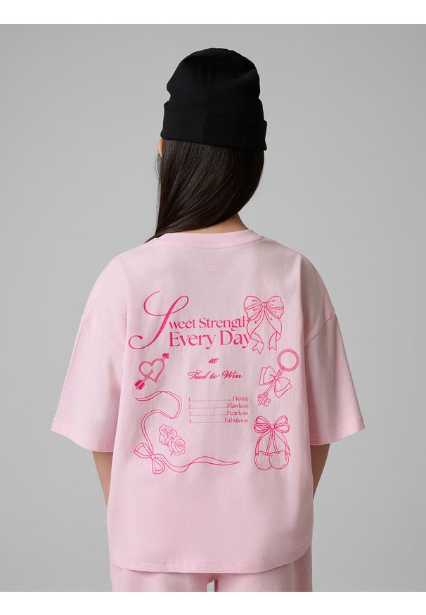 4f - 4F T-shirt loose z nadrukiem dziewczęcy - różowy 122/128 (6-8 lat). Okazja: na uczelnię, na co dzień. Kolor: różowy. Materiał: materiał, bawełna, jeans. Wzór: nadruk. Sezon: lato. Styl: sportowy, casual