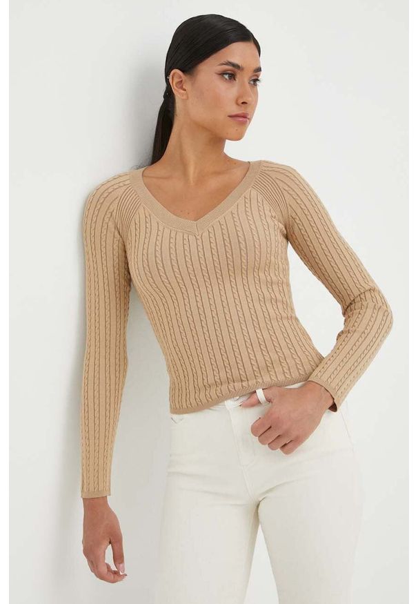 Guess sweter damski kolor beżowy lekki. Kolor: beżowy. Materiał: materiał, dzianina, wiskoza. Wzór: ze splotem