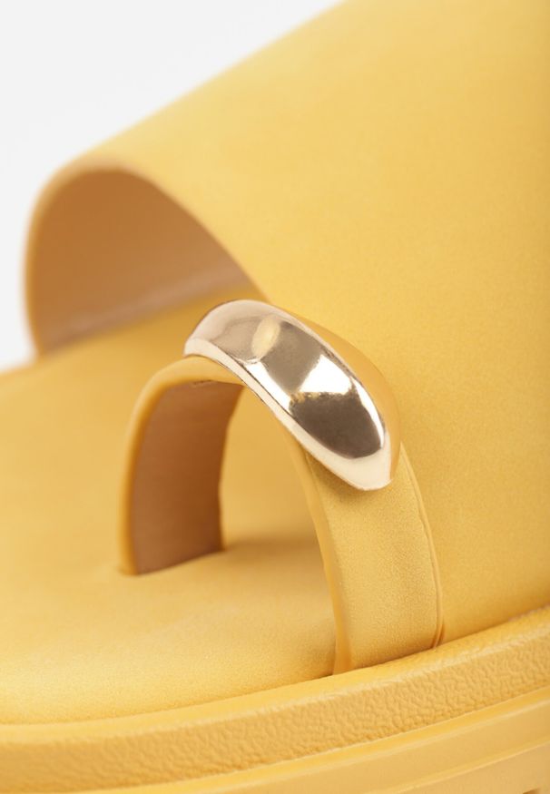 Born2be - Żółte Klapki Typu Japonki z Metaliczną Ozdobą Samrina. Okazja: na co dzień. Kolor: żółty. Materiał: jeans, koronka. Wzór: aplikacja. Sezon: lato. Styl: casual