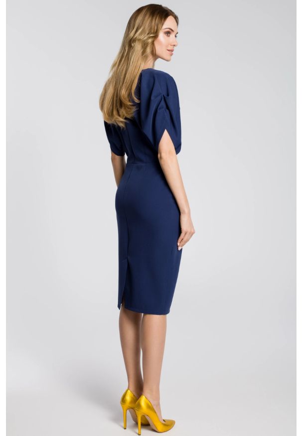 Sukienki.shop - Sukienka ołówkowa kimonowa z bufiastymi rękawami granatowa. Okazja: na imprezę, na randkę, do pracy, na wesele, na ślub cywilny. Kolor: niebieski. Materiał: elastan, materiał, tkanina. Wzór: gładki. Typ sukienki: ołówkowe. Styl: elegancki. Długość: midi