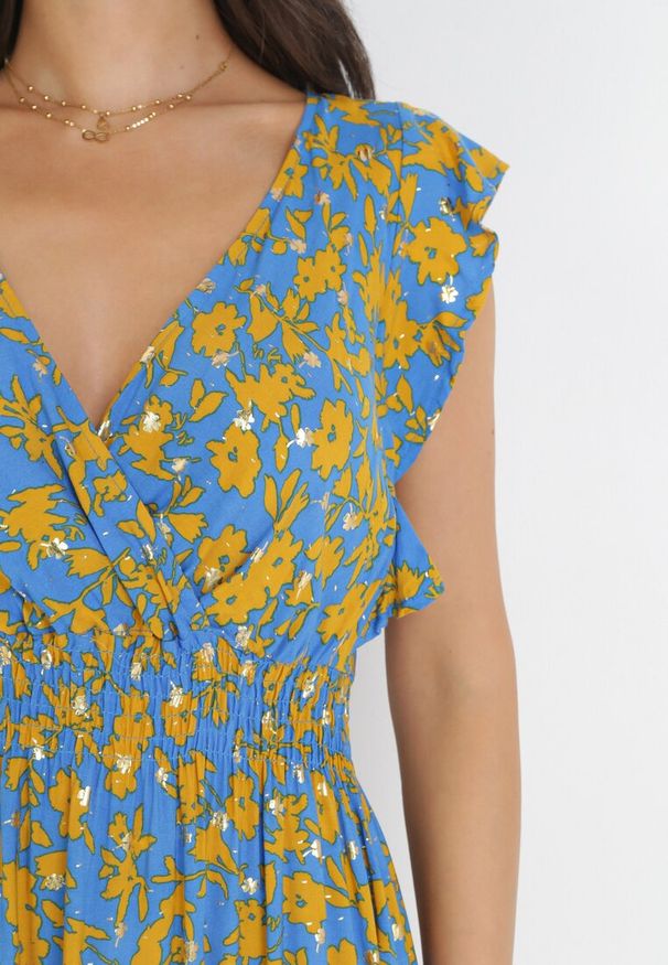 Born2be - Niebieska Rozkloszowana Sukienka z Wiskozy Ozdobiona Metalicznym Nadrukiem Elulaia. Typ kołnierza: kołnierz z falbankami. Kolor: niebieski. Materiał: wiskoza. Wzór: nadruk, aplikacja. Typ sukienki: kopertowe