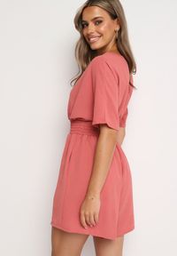 Born2be - Różowy Kombinezon z Zakładkowym Dekoltem i Gumką w Talii Belandrea. Okazja: na co dzień. Kolor: różowy. Materiał: jeans. Długość rękawa: krótki rękaw. Długość: krótkie. Sezon: lato. Styl: sportowy, casual, elegancki #4