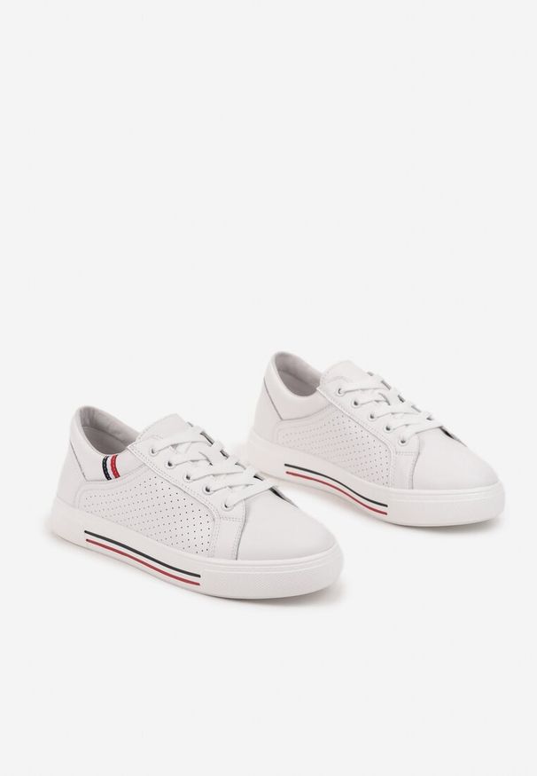 Born2be - Białe Płaskie Sneakersy ze Skóry Naturalnej ze Skórzaną Wkładką Ozdobione Perforacją Zelili. Okazja: na co dzień. Kolor: biały. Materiał: skóra. Wzór: aplikacja. Sezon: lato, wiosna